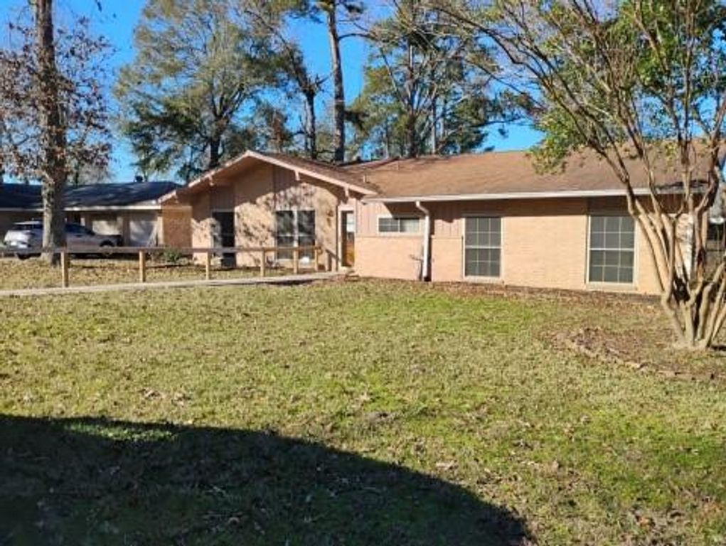 210 Red Oak Street, Livingston, TX 77351