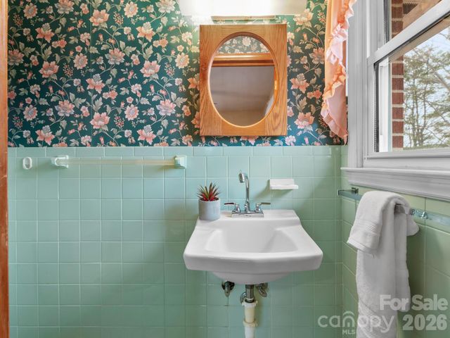 608 S Buena Vista Drive, Hendersonville, NC 28792