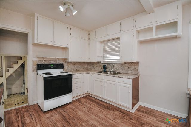 904 E Mistletoe Avenue, Victoria, TX 77901