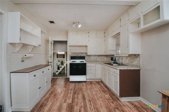 904 E Mistletoe Avenue, Victoria, TX 77901