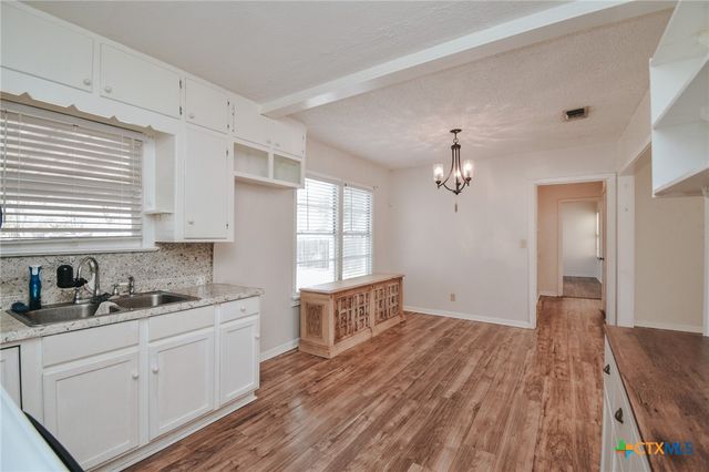 904 E Mistletoe Avenue, Victoria, TX 77901