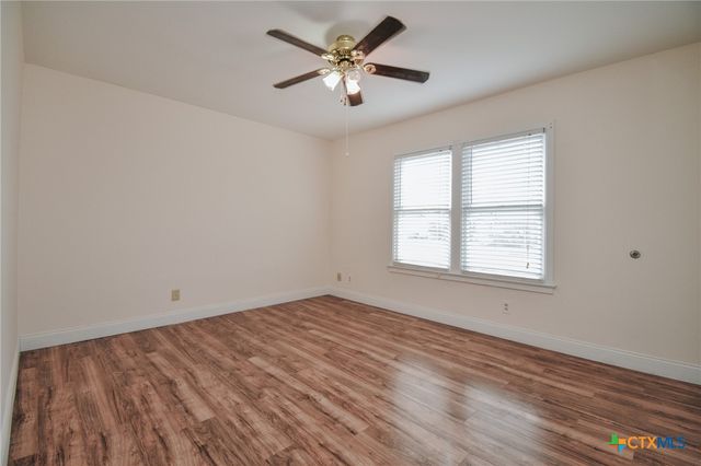 904 E Mistletoe Avenue, Victoria, TX 77901