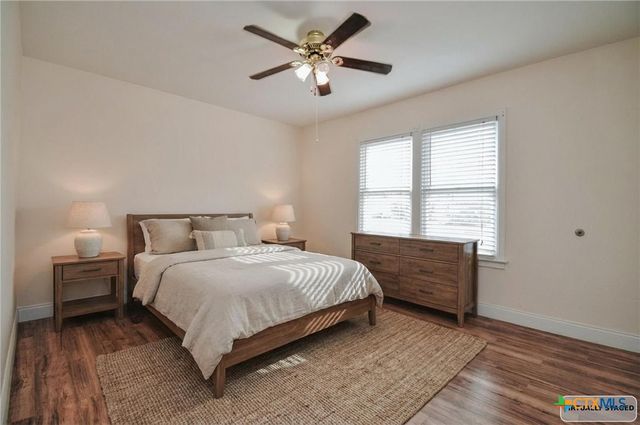 904 E Mistletoe Avenue, Victoria, TX 77901