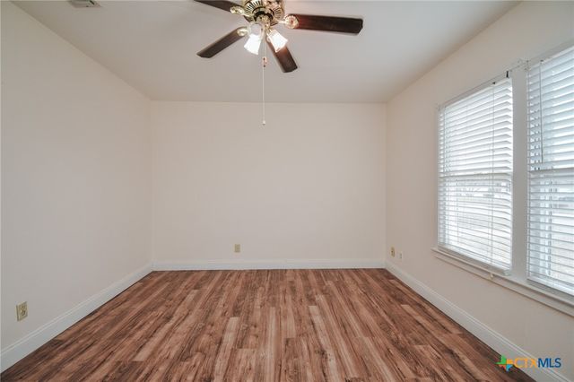 904 E Mistletoe Avenue, Victoria, TX 77901