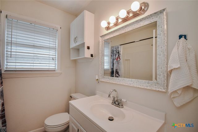 904 E Mistletoe Avenue, Victoria, TX 77901