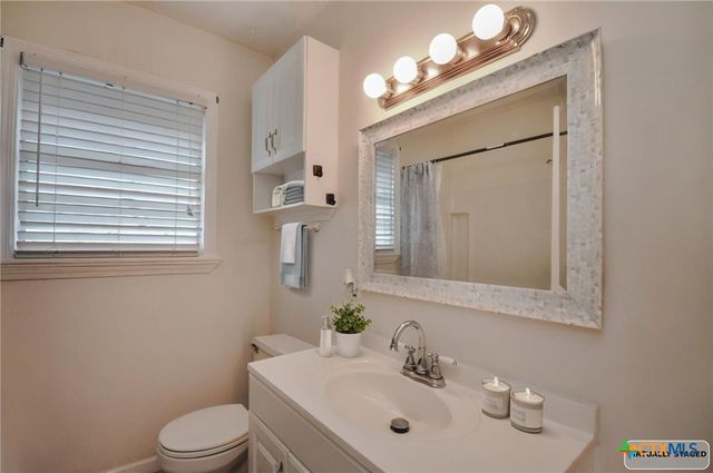 904 E Mistletoe Avenue, Victoria, TX 77901