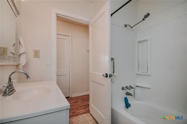 904 E Mistletoe Avenue, Victoria, TX 77901