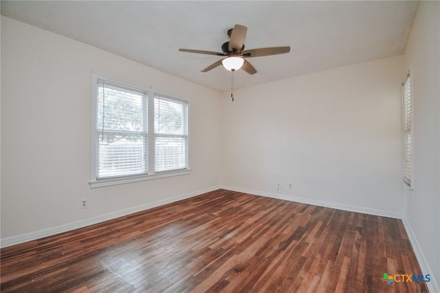 904 E Mistletoe Avenue, Victoria, TX 77901