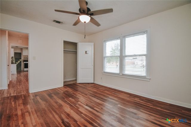 904 E Mistletoe Avenue, Victoria, TX 77901