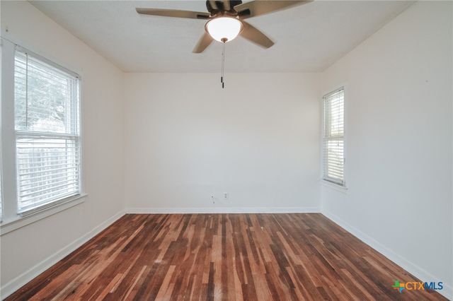 904 E Mistletoe Avenue, Victoria, TX 77901