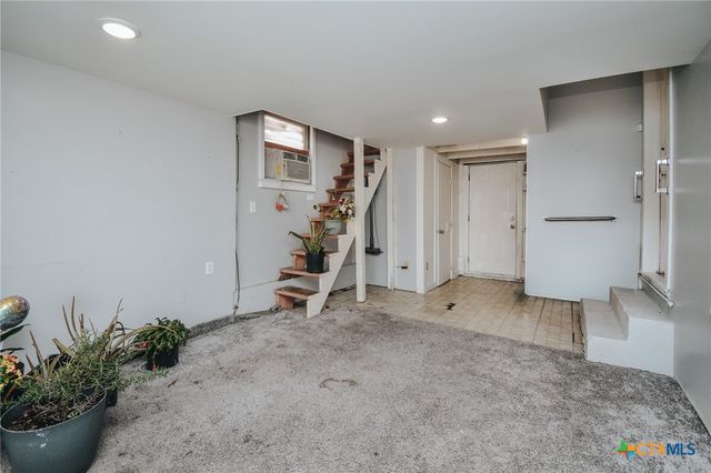 904 E Mistletoe Avenue, Victoria, TX 77901