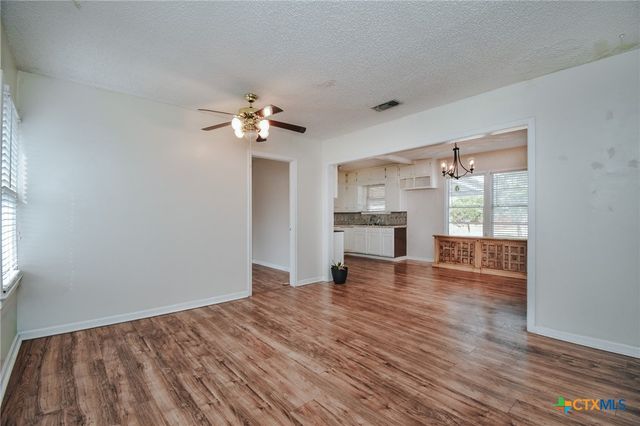 904 E Mistletoe Avenue, Victoria, TX 77901