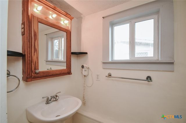 904 E Mistletoe Avenue, Victoria, TX 77901