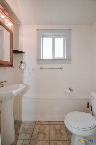 904 E Mistletoe Avenue, Victoria, TX 77901