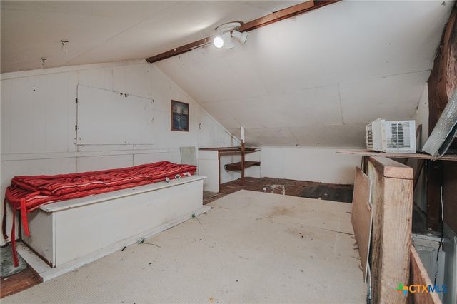 904 E Mistletoe Avenue, Victoria, TX 77901