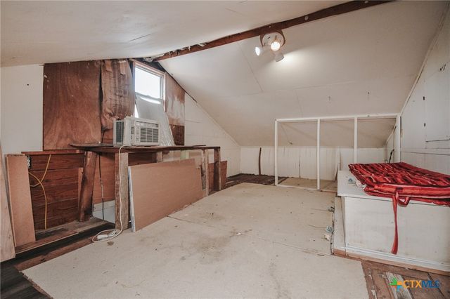 904 E Mistletoe Avenue, Victoria, TX 77901