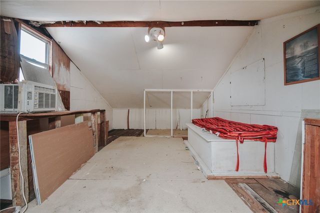 904 E Mistletoe Avenue, Victoria, TX 77901