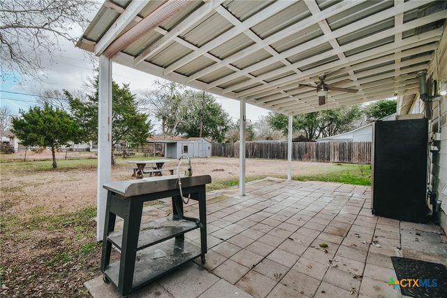 904 E Mistletoe Avenue, Victoria, TX 77901
