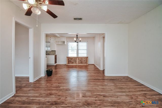 904 E Mistletoe Avenue, Victoria, TX 77901