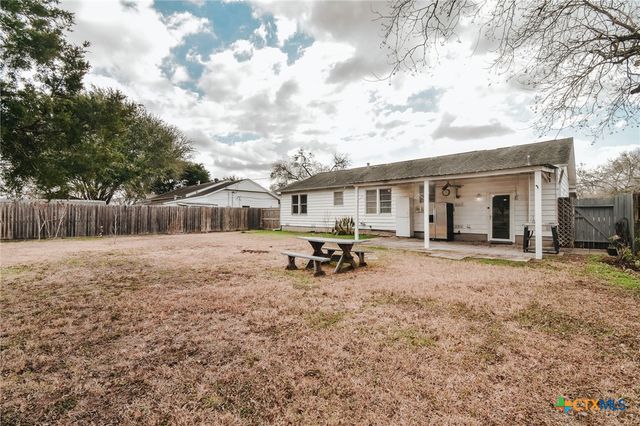 904 E Mistletoe Avenue, Victoria, TX 77901