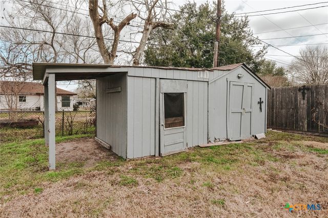 904 E Mistletoe Avenue, Victoria, TX 77901