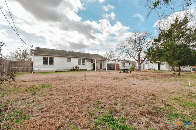 904 E Mistletoe Avenue, Victoria, TX 77901