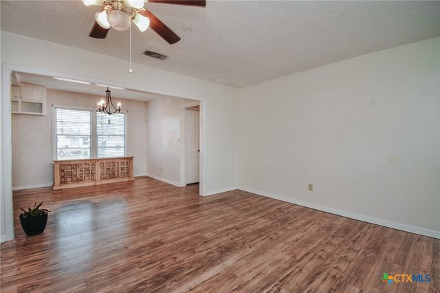 904 E Mistletoe Avenue, Victoria, TX 77901