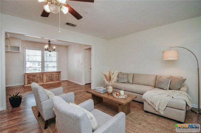 904 E Mistletoe Avenue, Victoria, TX 77901