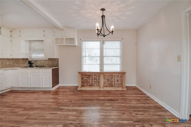 904 E Mistletoe Avenue, Victoria, TX 77901