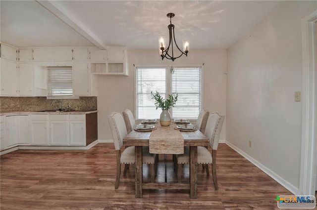 904 E Mistletoe Avenue, Victoria, TX 77901