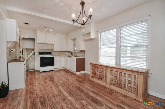 904 E Mistletoe Avenue, Victoria, TX 77901