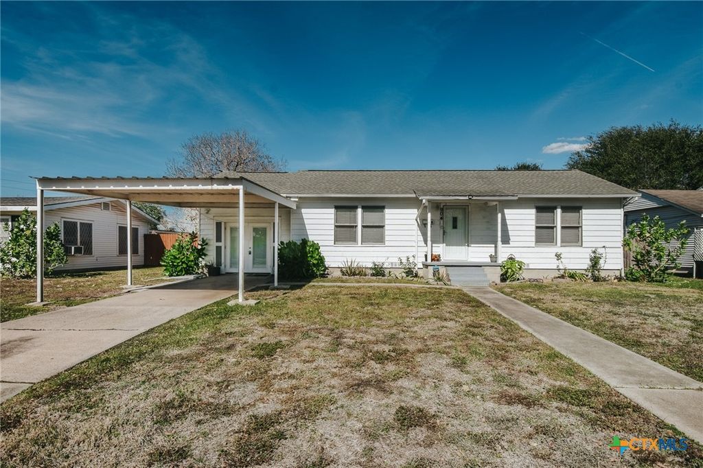 904 E Mistletoe Avenue, Victoria, TX 77901