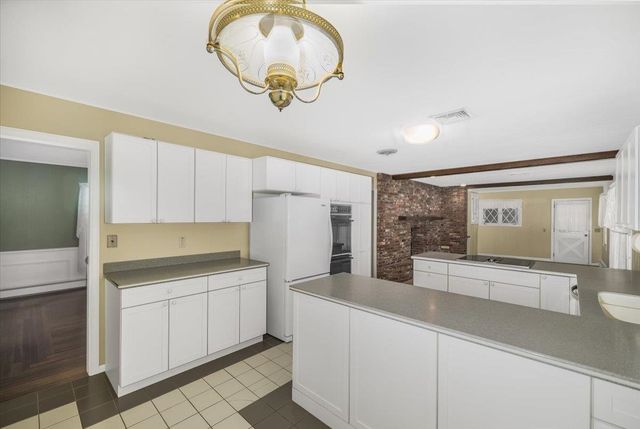 11 Strawberry Hill Road, Bedford, NH 03110