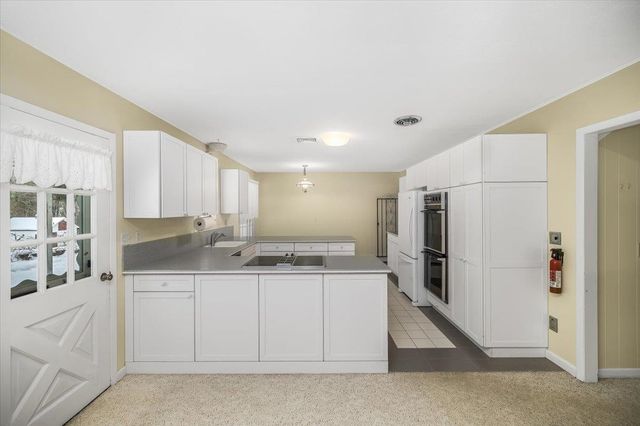 11 Strawberry Hill Road, Bedford, NH 03110