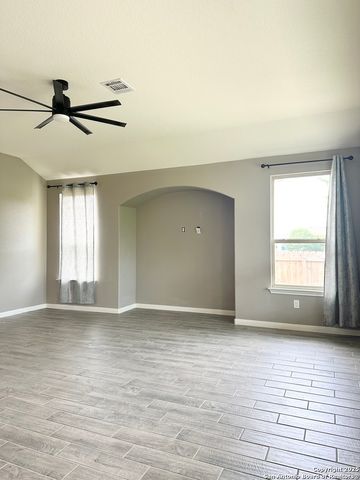 218 Iron Gate, Pleasanton, TX 78064