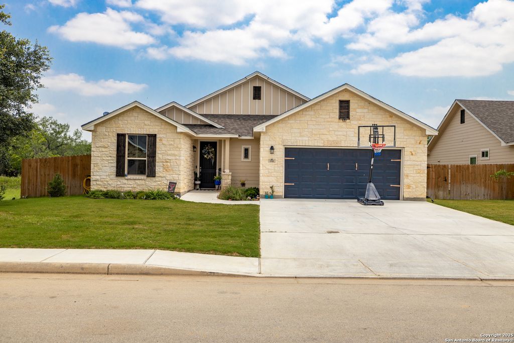 218 Iron Gate, Pleasanton, TX 78064