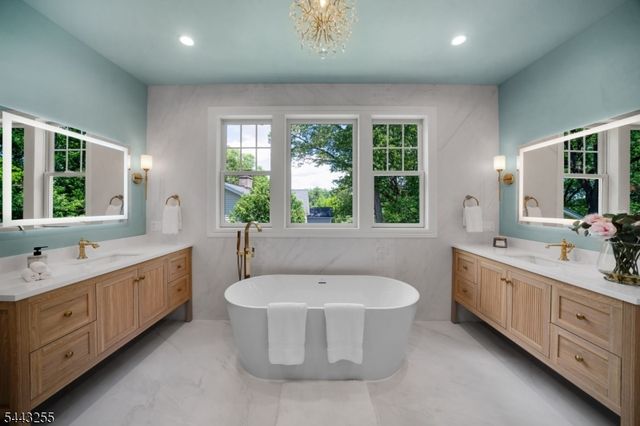 4 Garden Ct, Hohokus Boro, NJ 07423