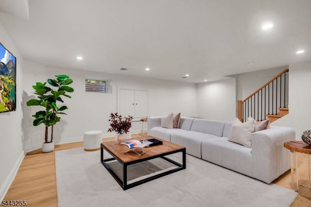 4 Garden Ct, Hohokus Boro, NJ 07423