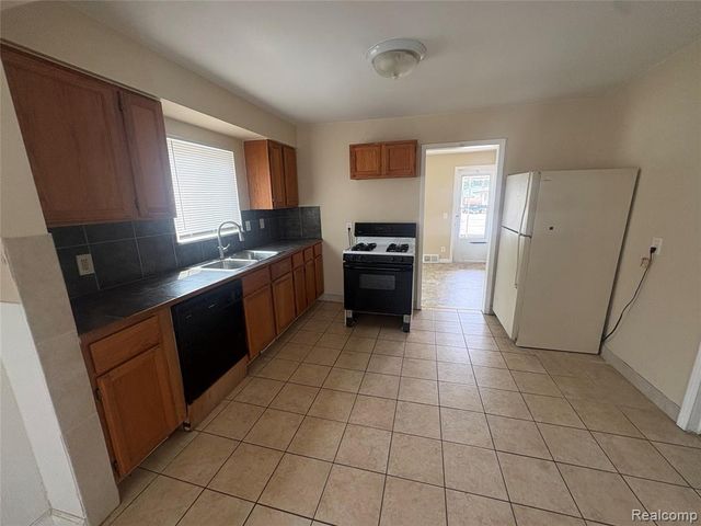 23122 Davey Avenue, Hazel Park, MI 48030