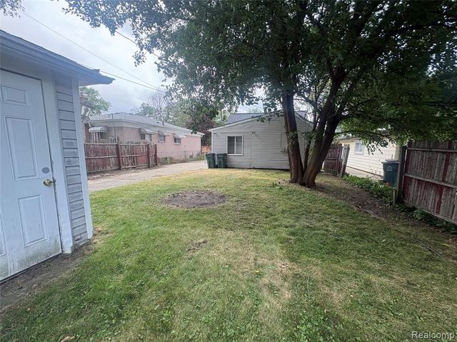 23122 Davey Avenue, Hazel Park, MI 48030