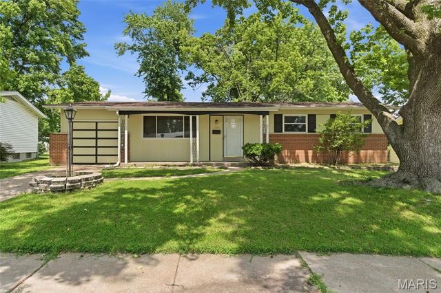 1395 Redbird Drive, Florissant, MO 63031
