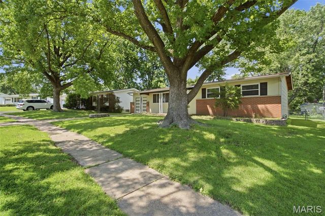1395 Redbird Drive, Florissant, MO 63031