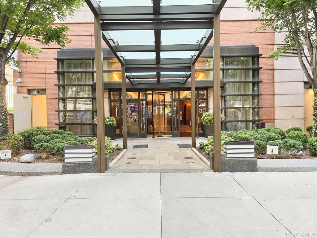 215 E E 96 Street E 30 K, New York (manhattan), NY 10128 — exterior
