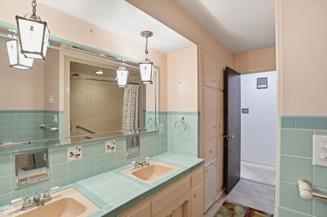 1015 Fairway Drive, Indianapolis, IN 46260