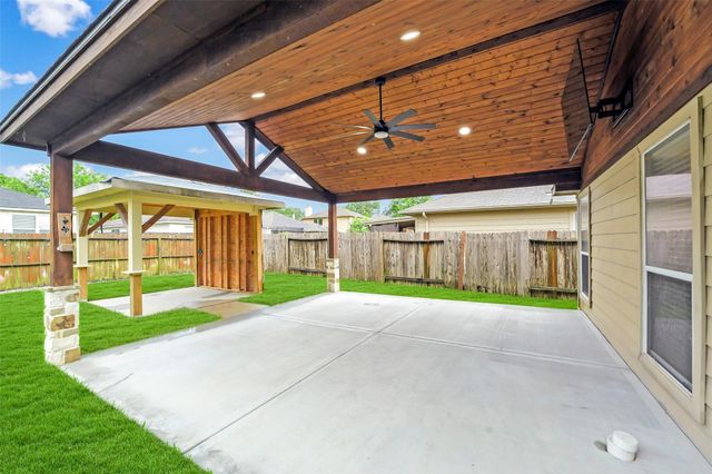 2214 Shady Pine Drive, Conroe, TX 77301