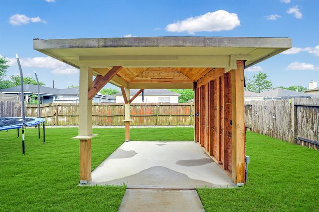 2214 Shady Pine Drive, Conroe, TX 77301