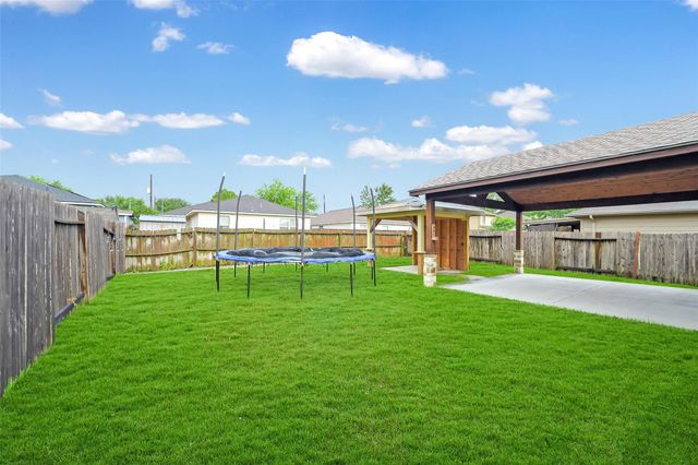 2214 Shady Pine Drive, Conroe, TX 77301