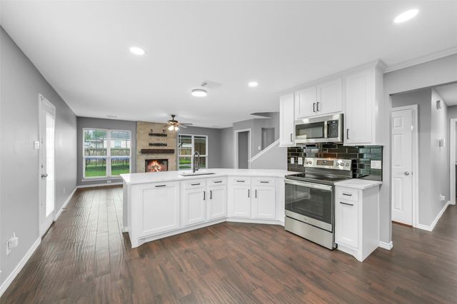 2214 Shady Pine Drive, Conroe, TX 77301