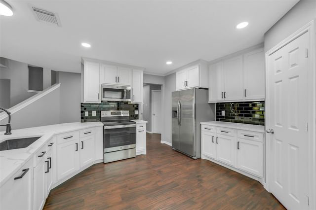 2214 Shady Pine Drive, Conroe, TX 77301