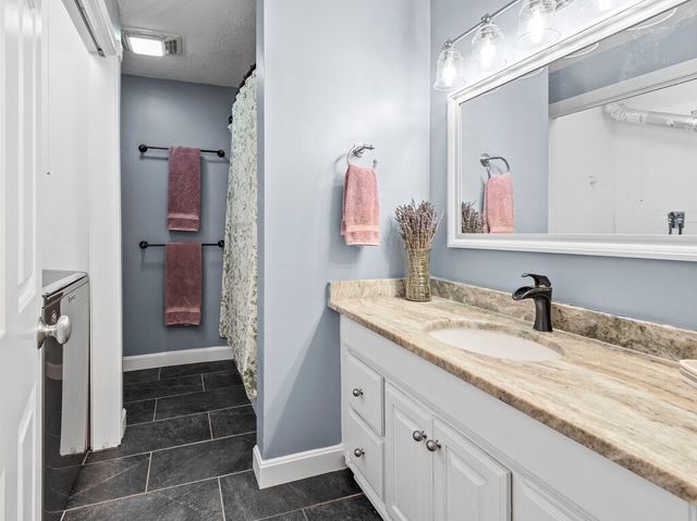 66 Pleasant St 6, Oxford, MA 01537